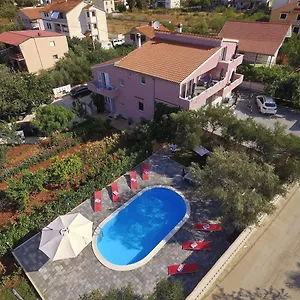 Apartament With Private Pool, Sukošan